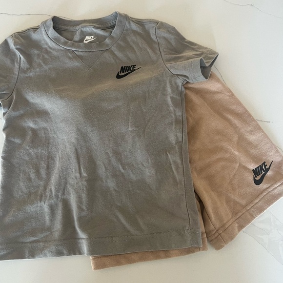 Nike 4t neutral short tshirt set - Picture 3 of 4